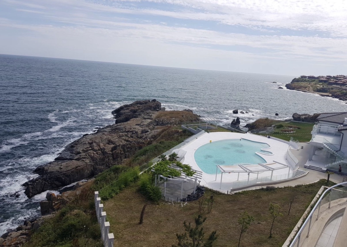 Басейн с морска панорама